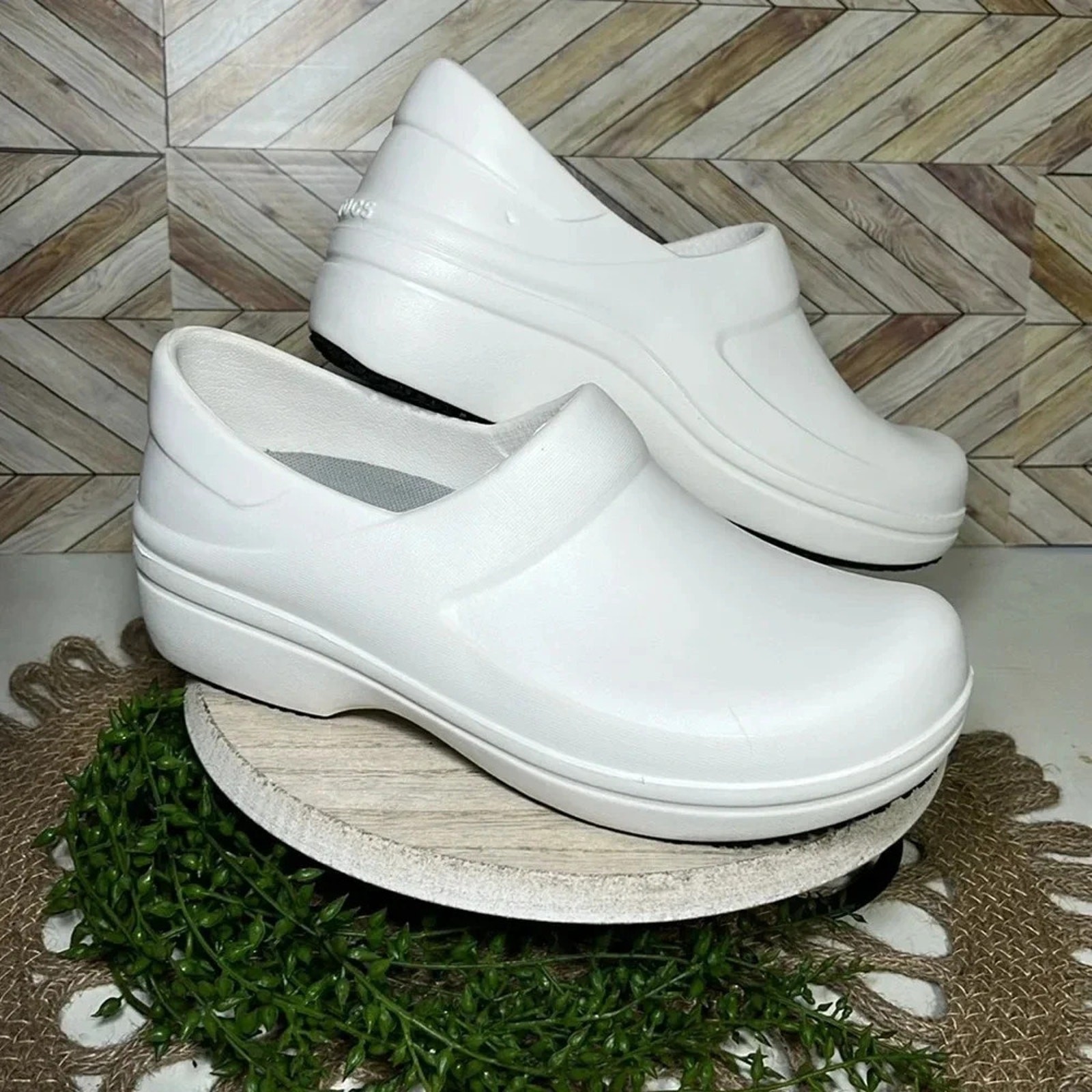 CROCS Dual Comfort Clogs White Slip On Nursing Workwear Dress Code Waterproof