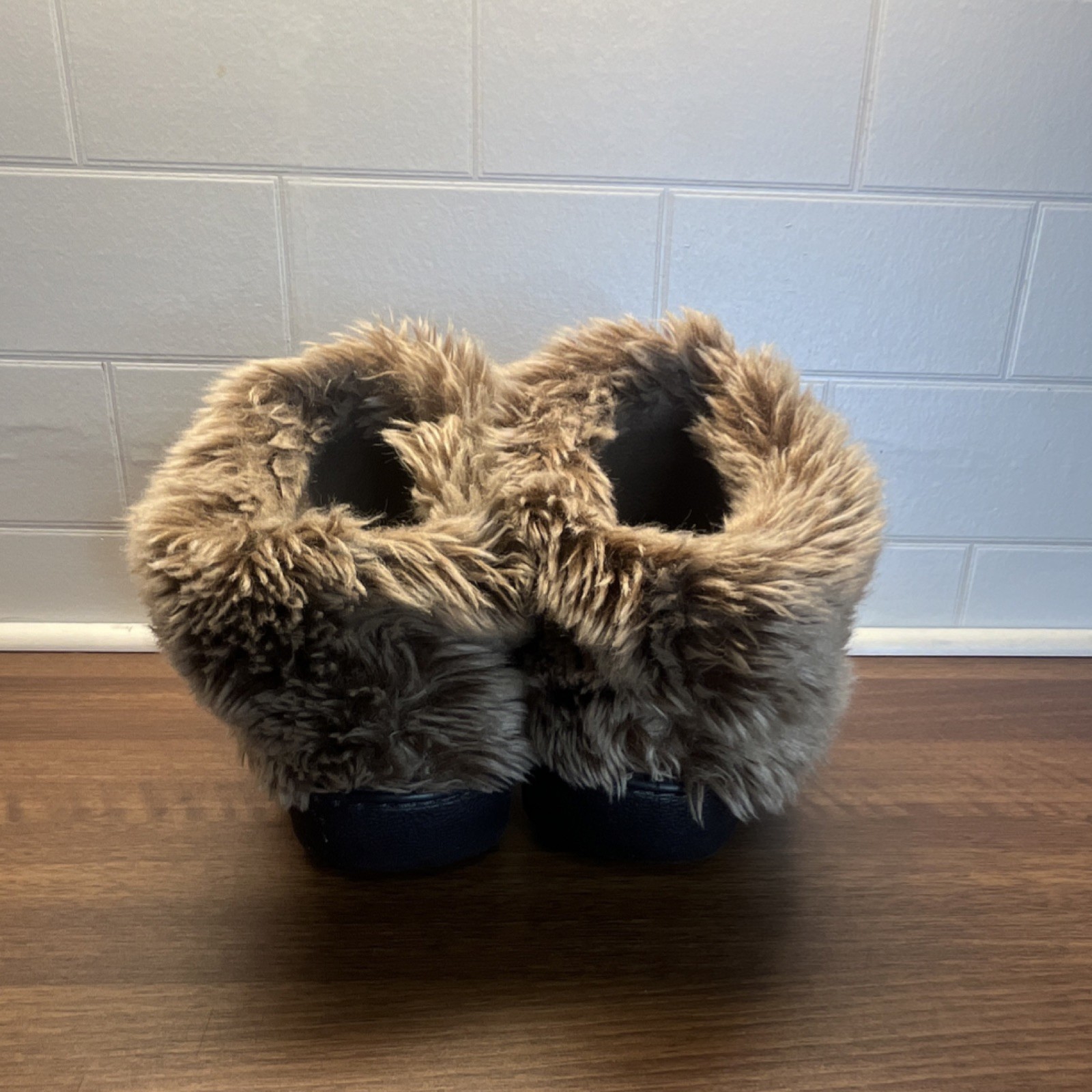 Isotoner Womens Clog Slippers Size 7.5-8 Brown Faux Fur Trim