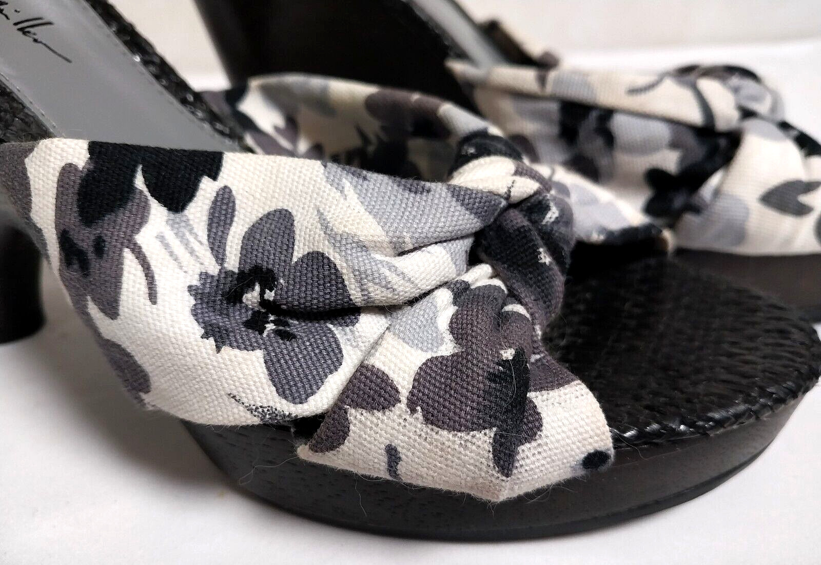 N. BY NICOLE MILLER PLATFORM HEEL BLACK GRAY WHITE FLORAL 4.25″ HEEL SIZE 7.5M