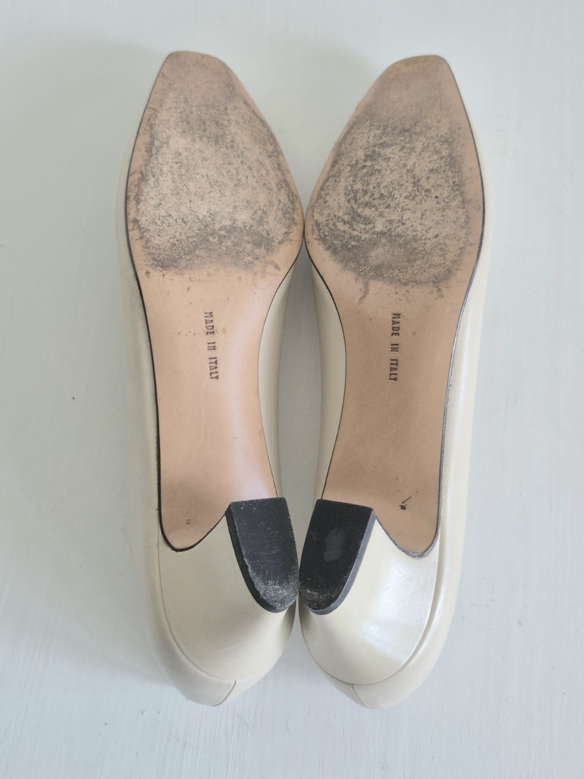SALVATORE FERRAGAMO Italy Classic Ivory Leather Almond Toe Pumps SZ 7.5 /EU 38