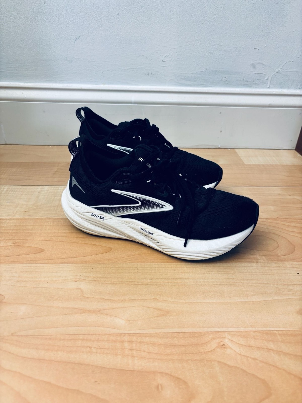 (9Wm) Brooks Glycerin 22 Women’s Road Running Shoes, Black/White