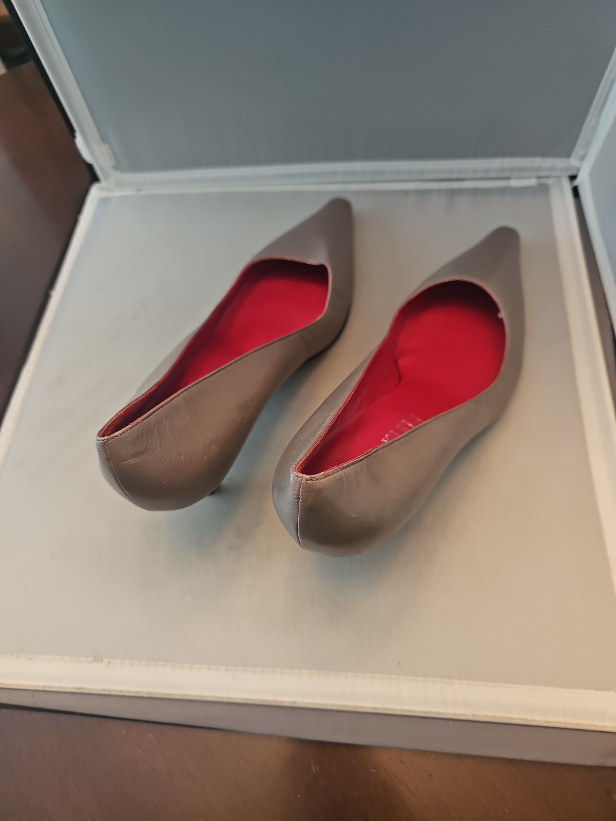 Women’s Anne Klein Gray Pointed Toe 2.5 Inch Heel Pump, Size 11 M Madein Italy
