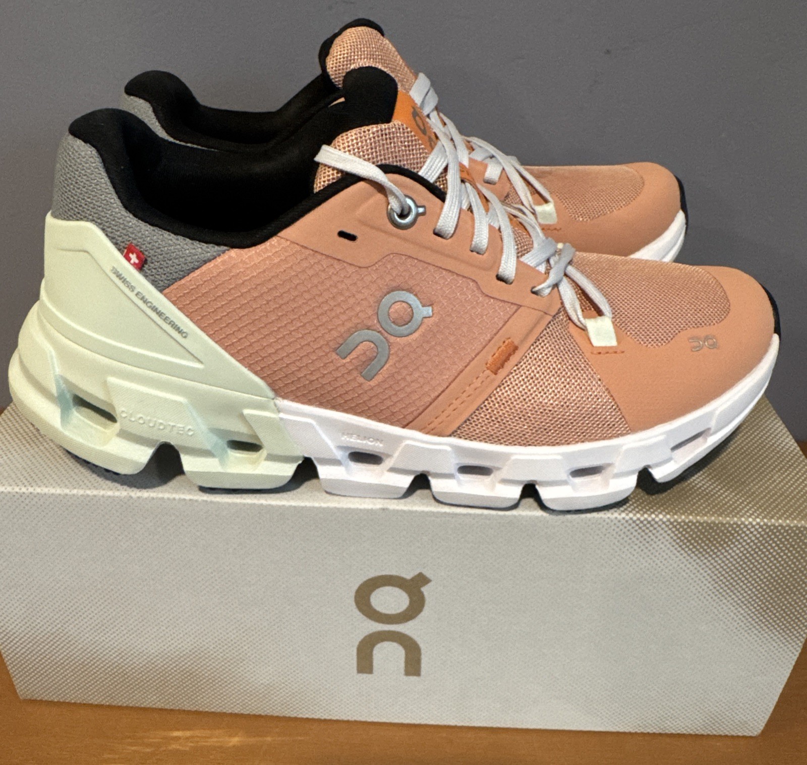 ON Running Women’s Cloud Flyer 4 Peach Aloe Size 7 Med Width New w/stain