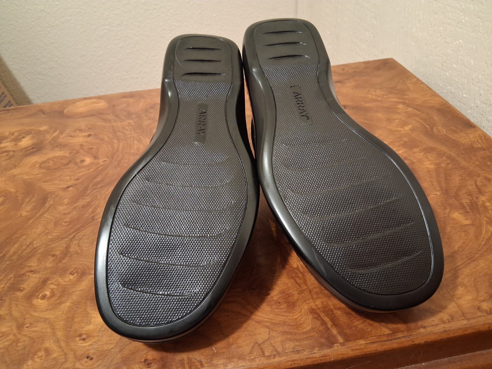 ARRAY Lyric Women’s Leather Mule Clogs. Size 9 WW. Black.