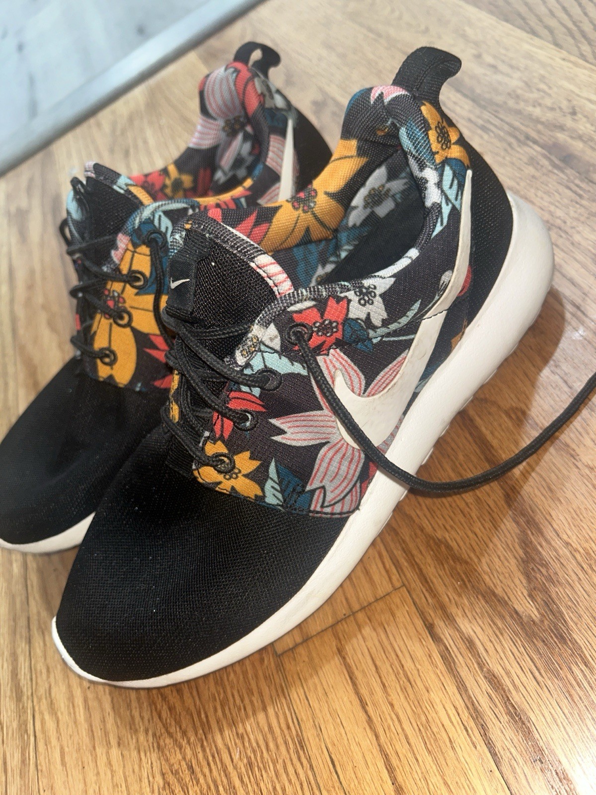 Size 7.5 – Nike Roshe Run Print Aloha W