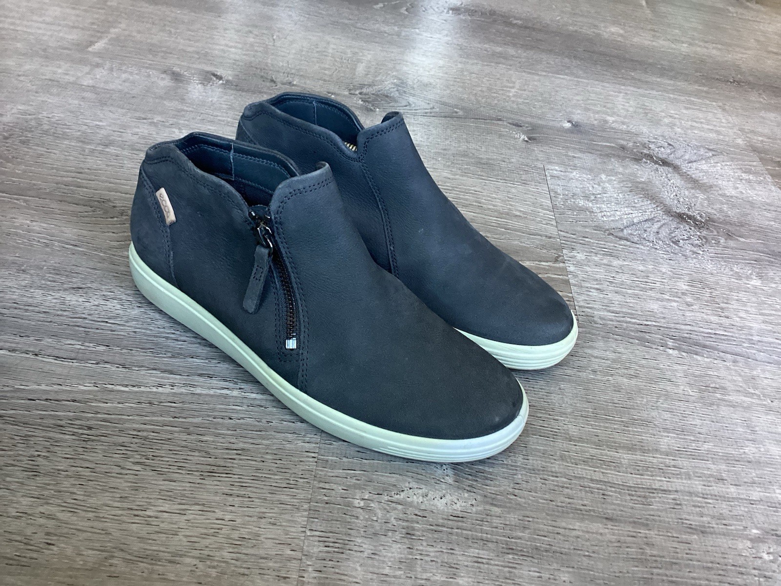 Ecco Soft 7 Shoes Womens 8 / 39 Gray Nubuck Leather Zip Bootie Casual Comfort