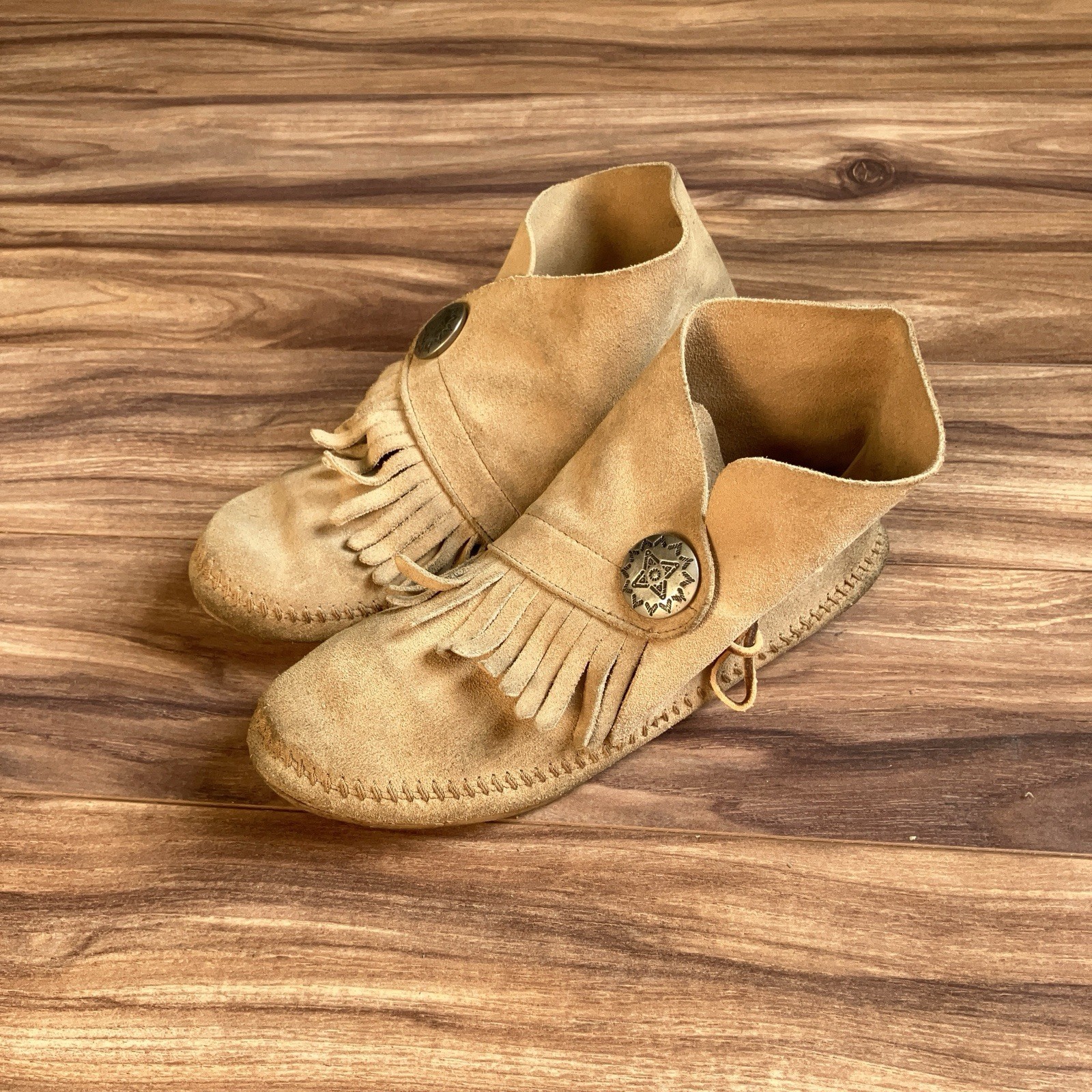 Minnetonka Moccasin Shoes Womens 7 Beige Fringe Suede Western Boho Leather