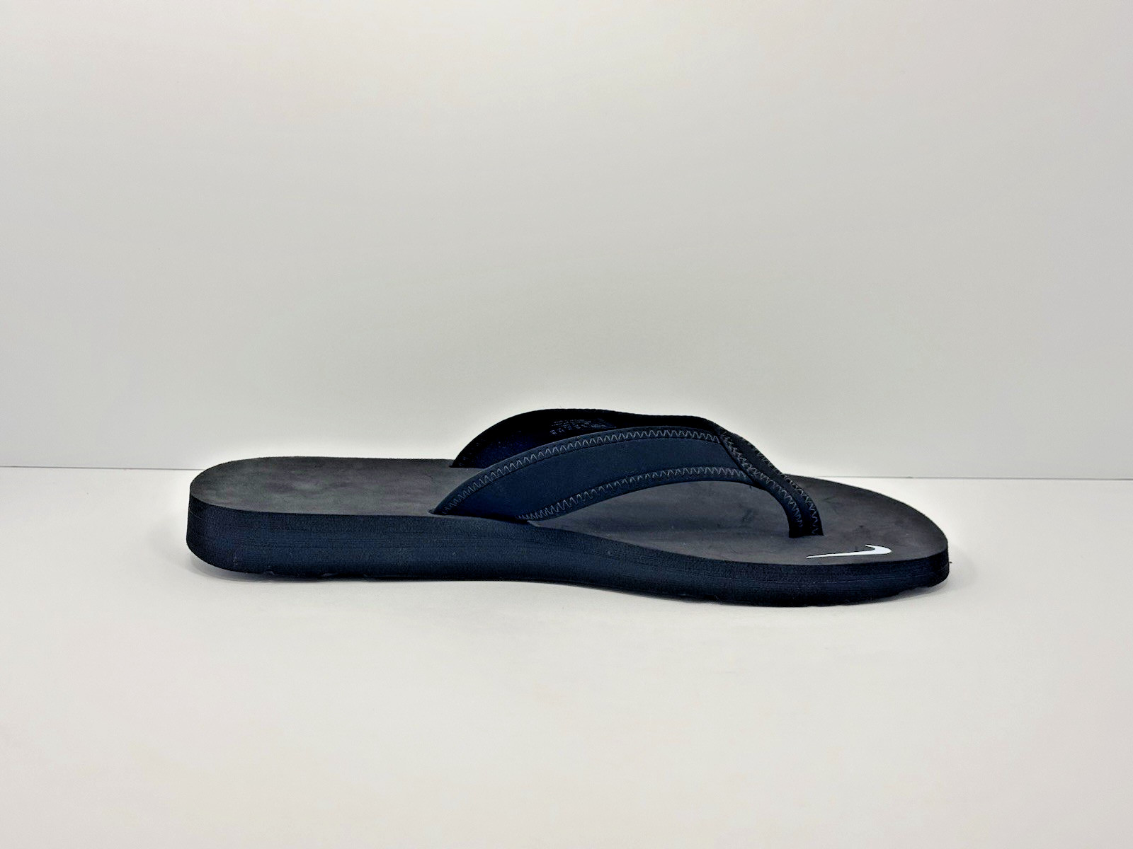 Size 11 Women Nike Celso Thong Sandals 314870-011 Defects Scuffed/Scratched Foam