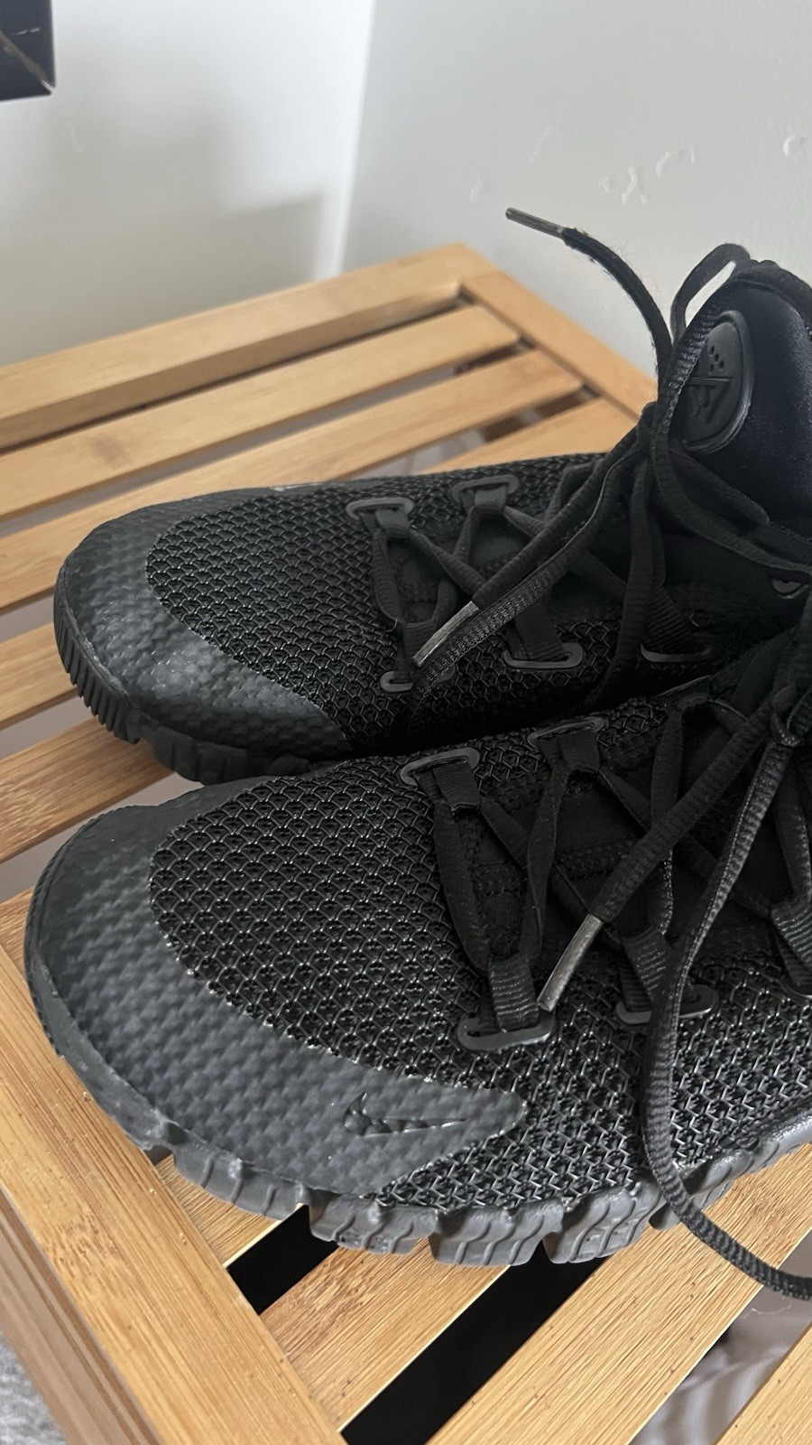 Nike woman’s Free Metcon 4 Black Mesh Low Top Lace-Up Training Sneakers