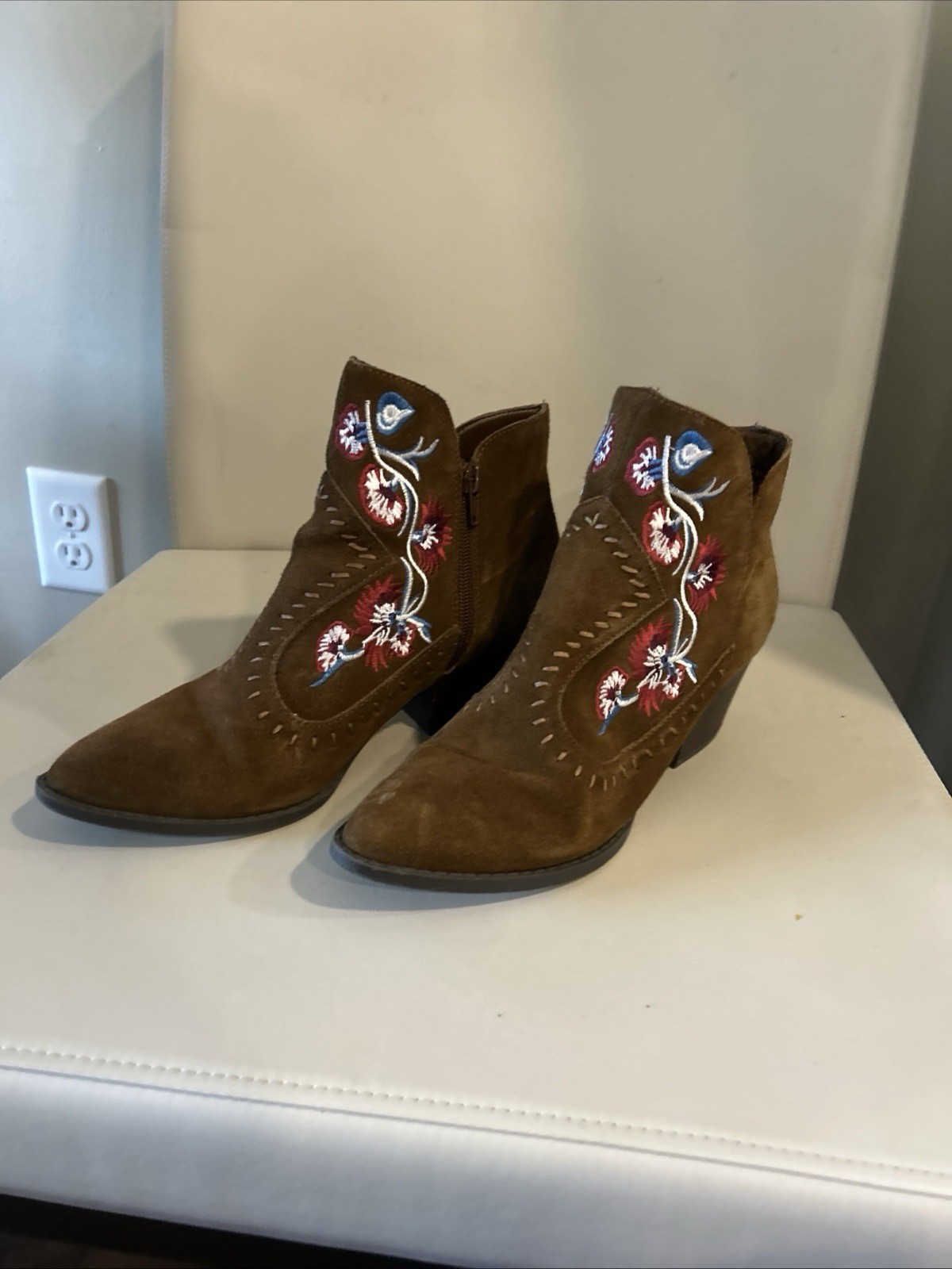 Carlos by Carlos Santana Sz 8 M Women’s Suede Ankle Boots W/ Floral Embroidery