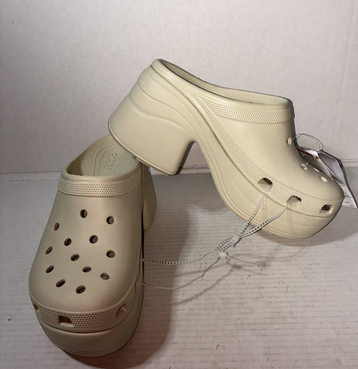 NWT CROC Siren Platform Clogs in Bone (off-white) Mens Sz 9/ Women’s Sz 11 Crocs