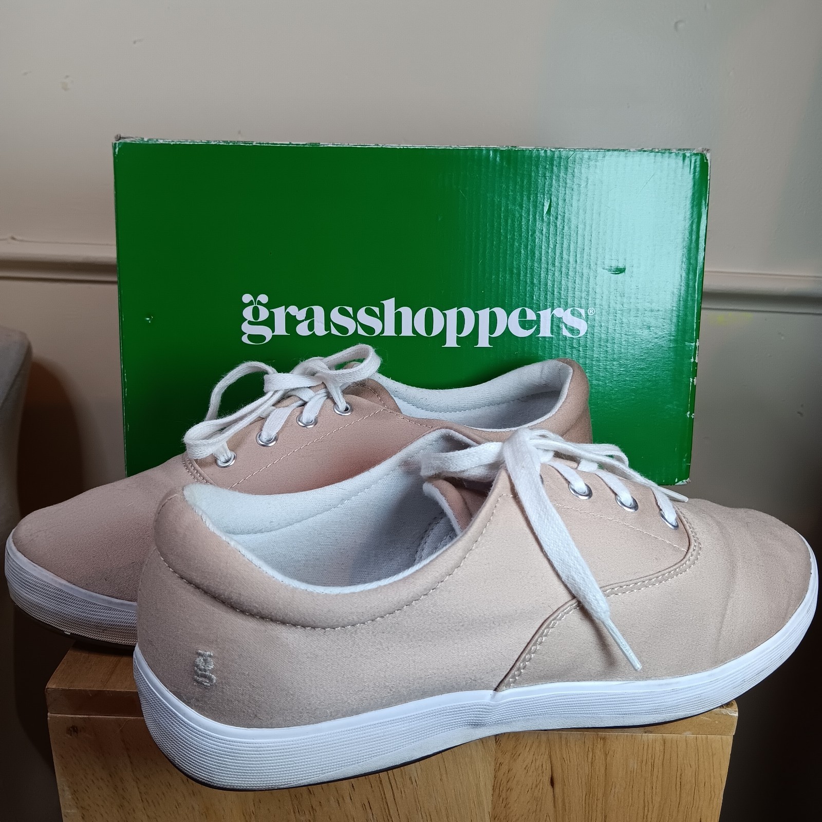 New With Box Grasshoppers Janey Memory Foam Orthopedic Comfort Sneaker 9.5 W