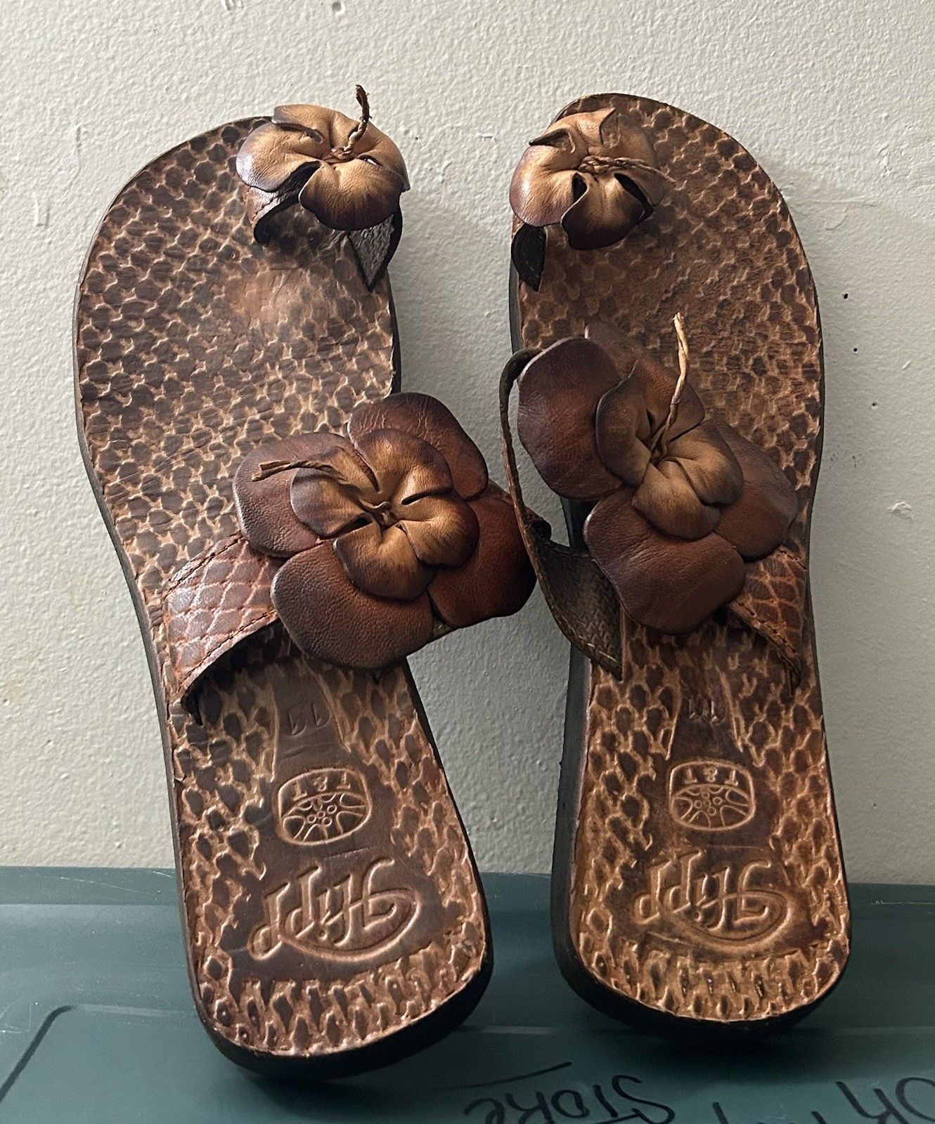 Flipp Women’s Brown Leather Flower Flip Flop Sandals Size 11 Comfort Boho Casual