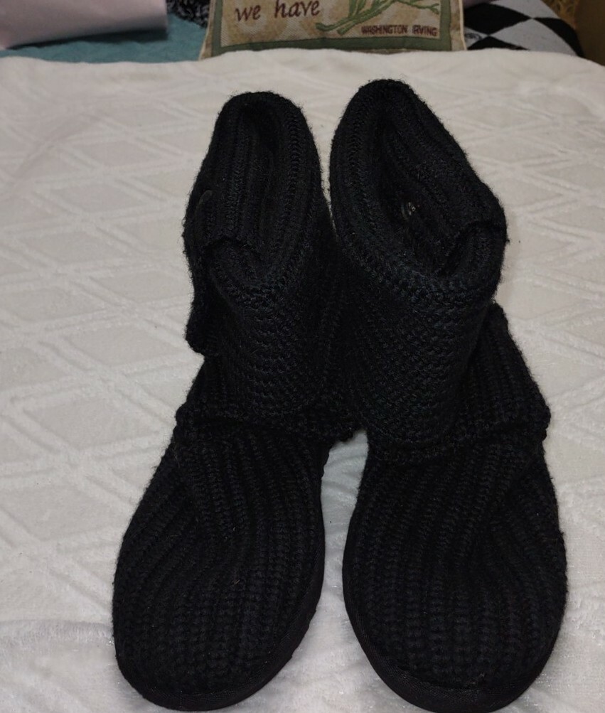 UGG shoes boots Of Used good Condition Black , size 6, comfort cute, very nice