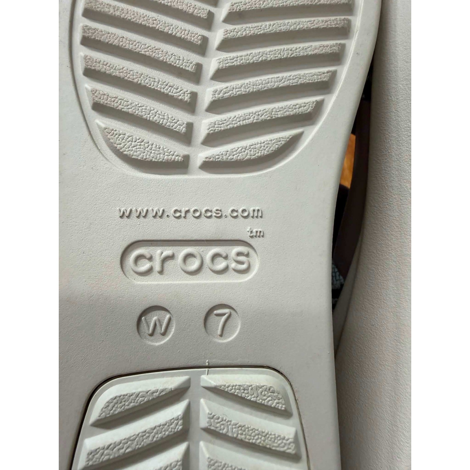 Crocs Brooklyn Low Wedge Snake Print Platform Sandals Womens 7 Grey Tan 206451