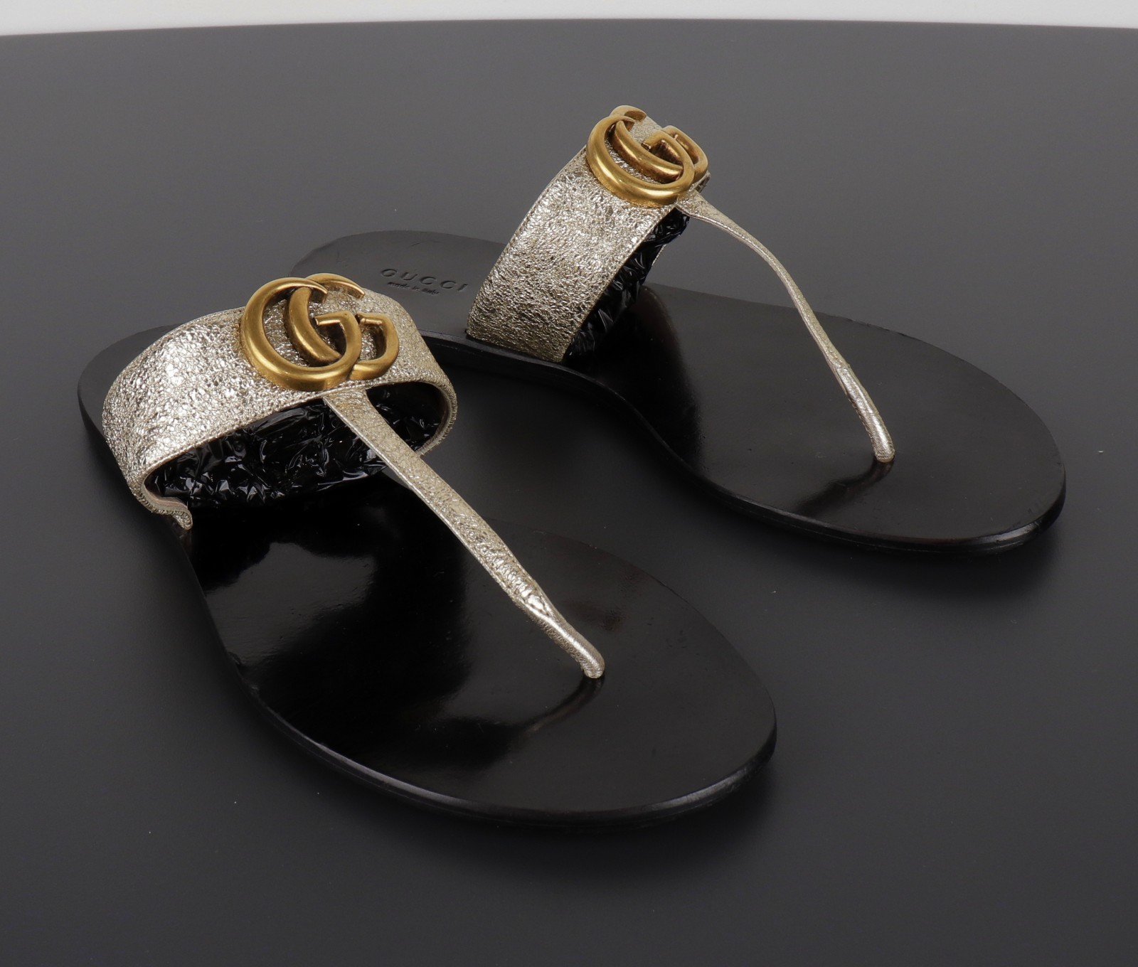 Gucci GG Marmont Metallic Logo EU39 US8 Platino Gold Leather Thong Flat Sandals