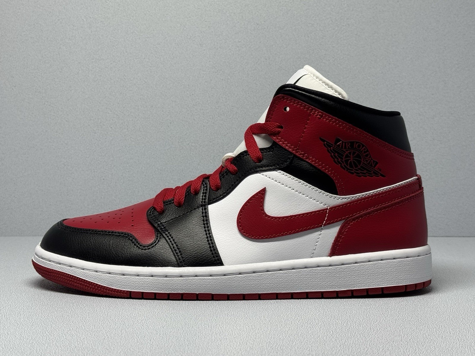 Nike Air Jordan 1 Mid Black Gym Red White EU 44 US 11.5 New BQ6472-079
