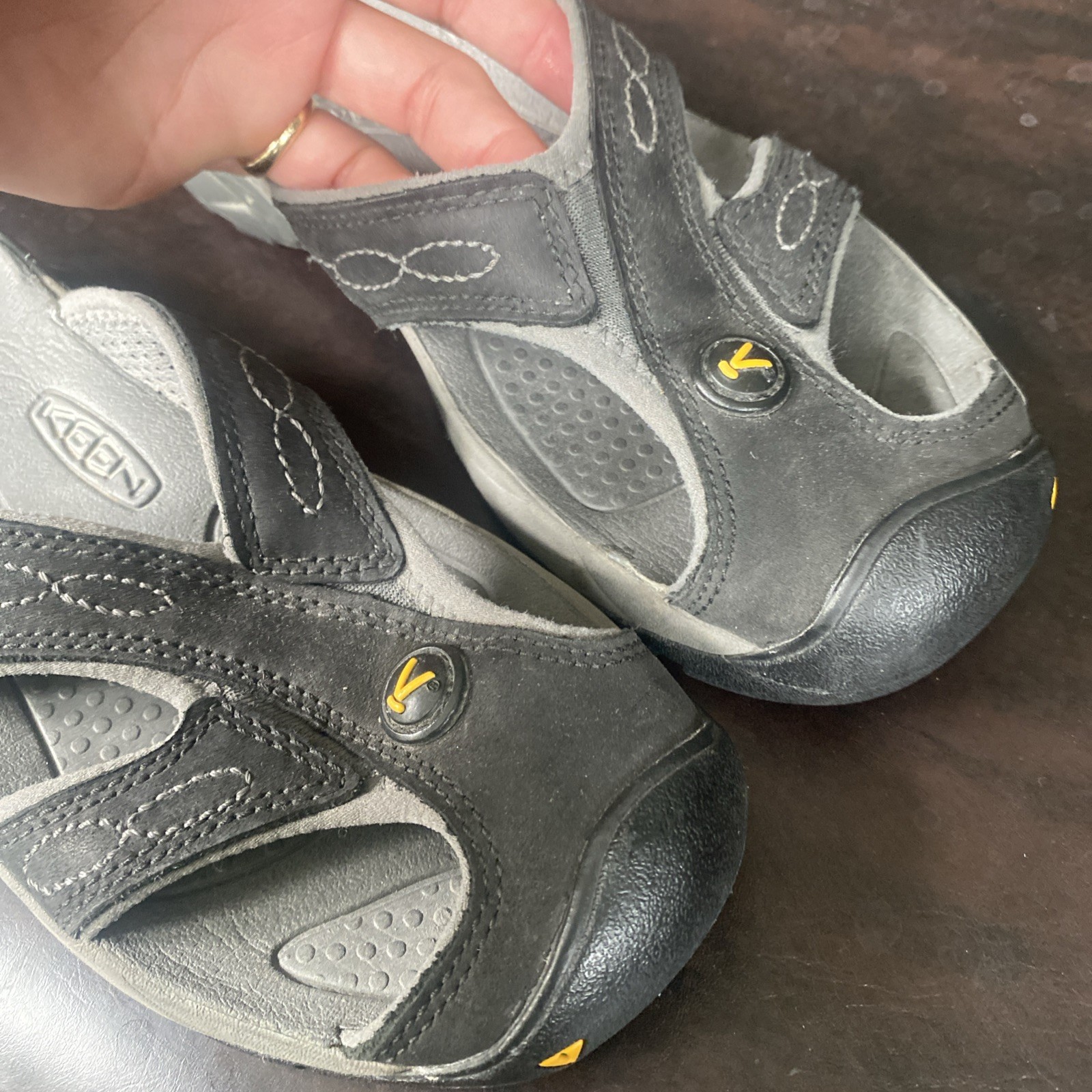 Keen Slip On Sandals Mules Women’s Size 7 Protected Toe Arch Support Shoes