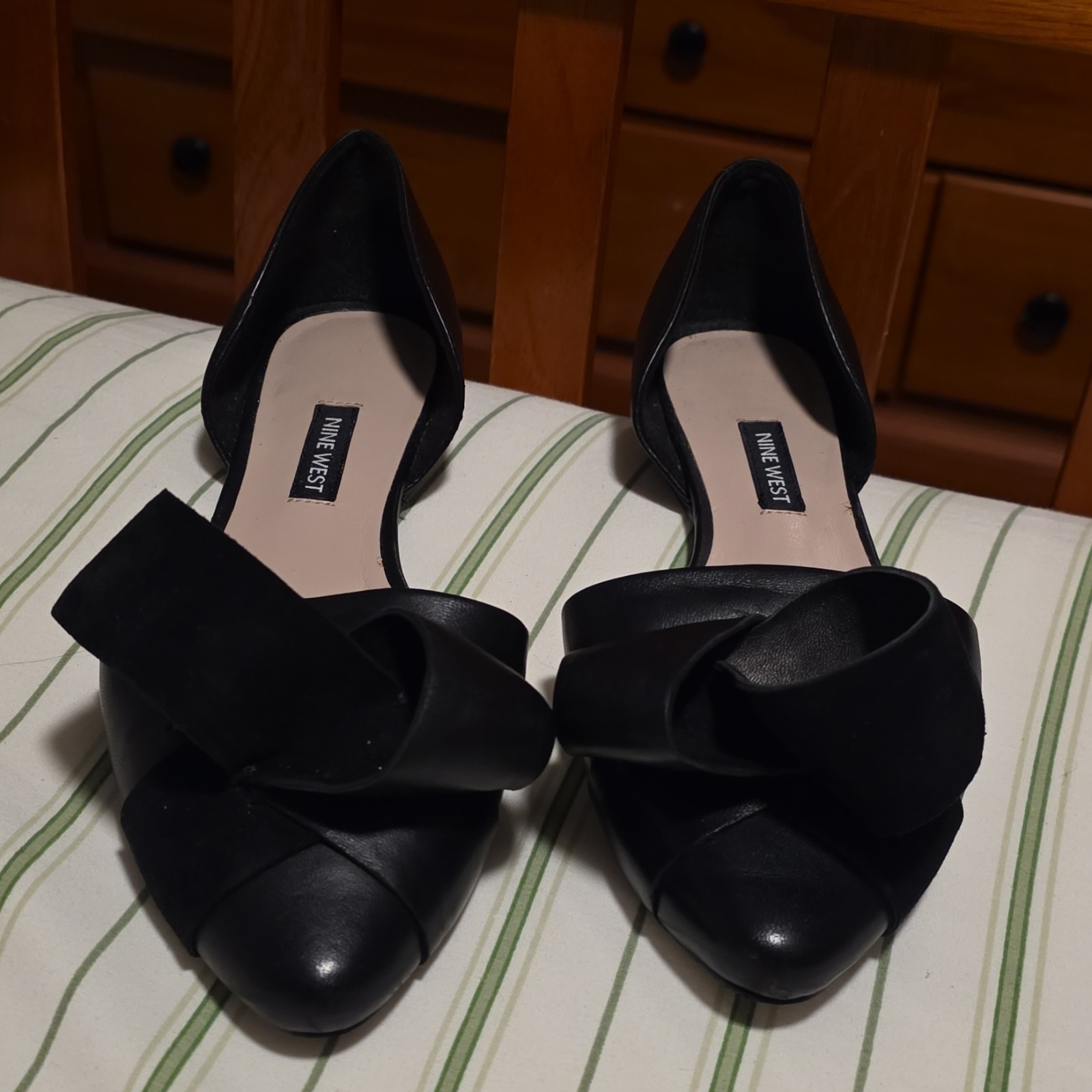 Nine West Women’s Black Leather Almond Toe Slip-On Bow Pump Heels Size 7