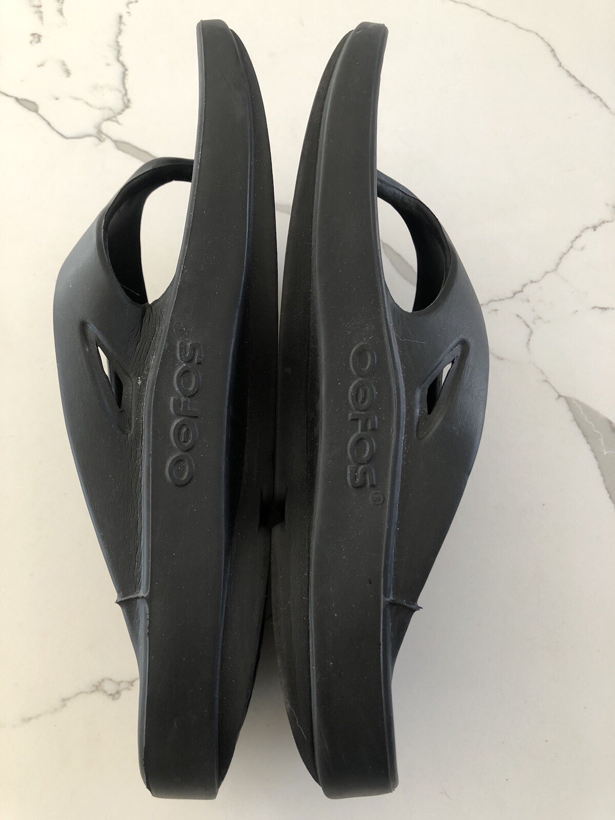 Oofos Unisex M-10 W-12 Slip on Flip Flop Black Recovery Light Weight Sandals