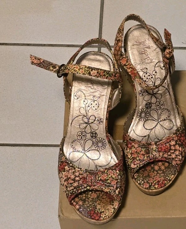 NEW Jellypop Women’s US 7M Floral Bow Multicolor Strap Wedge Sandals