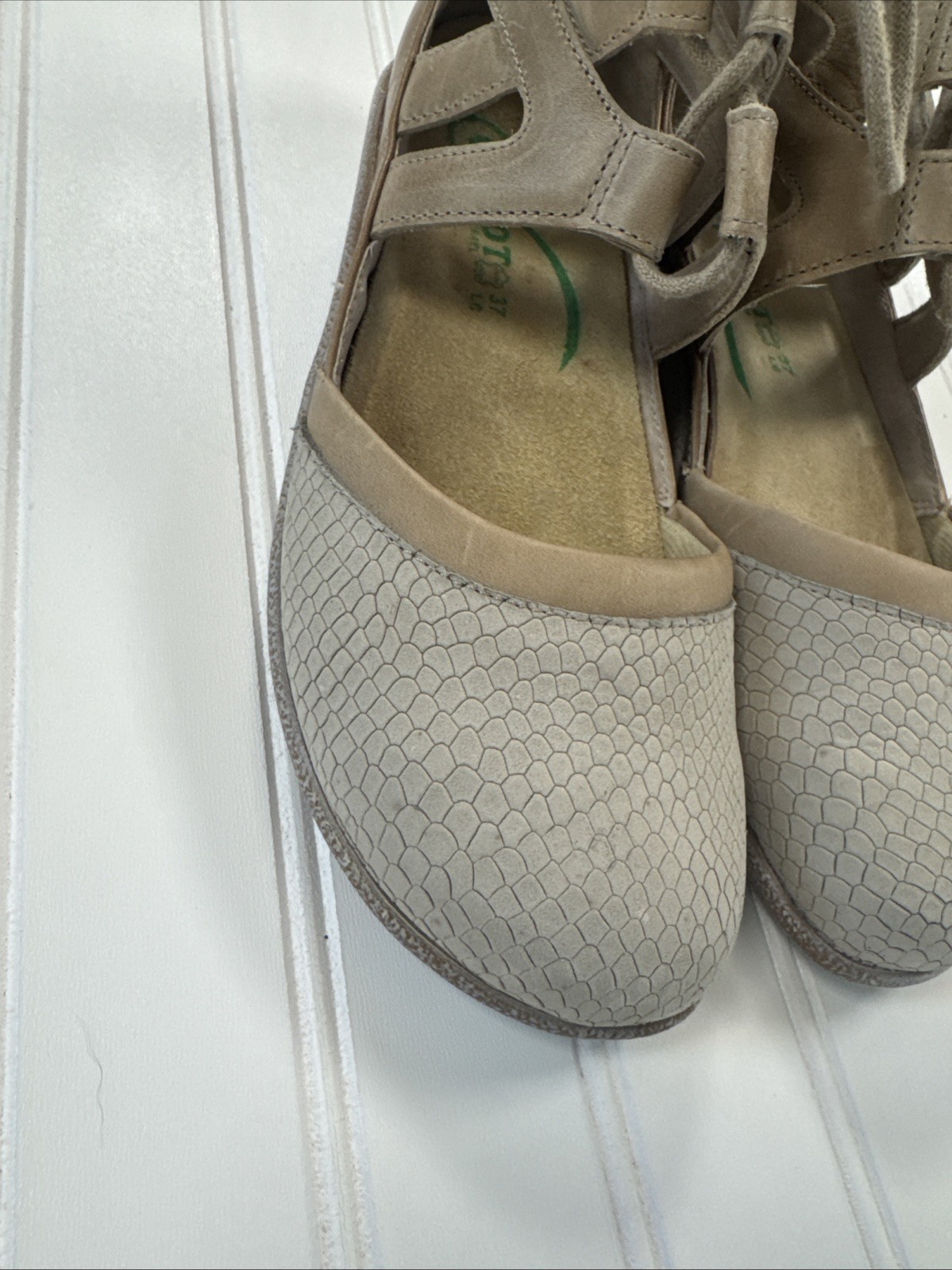 Naot Women’s Lace Up Kata Shoes US 7 EU 38 Beige Lizard Leather Comfort $199