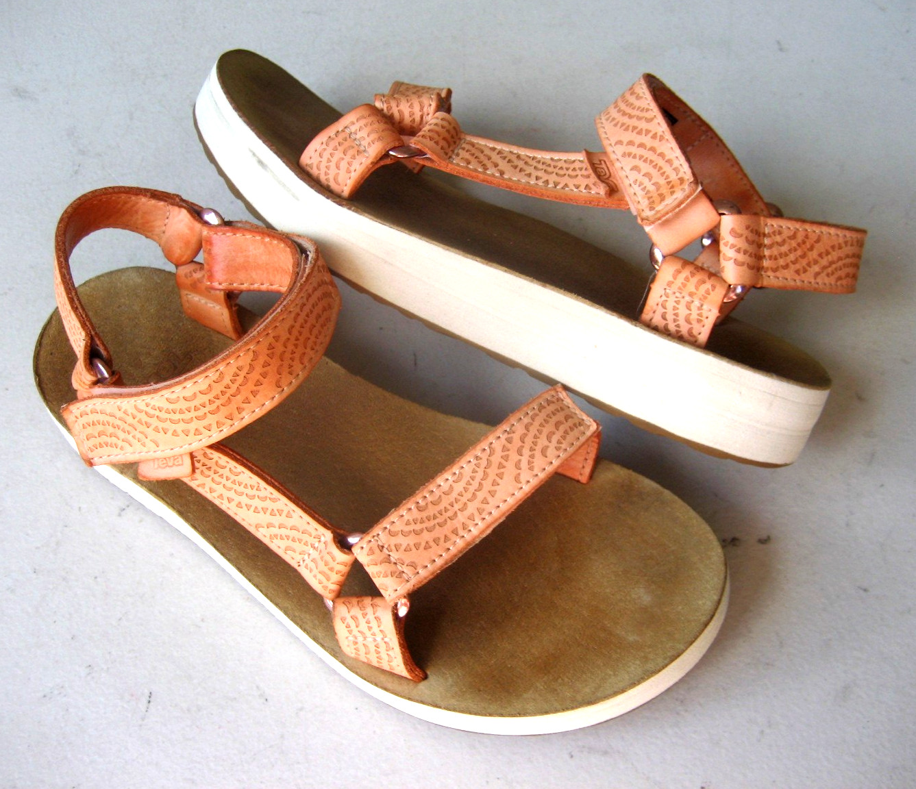 Teva Midform Universal Leather Womens Size 8 Sandals Salmon 1090873