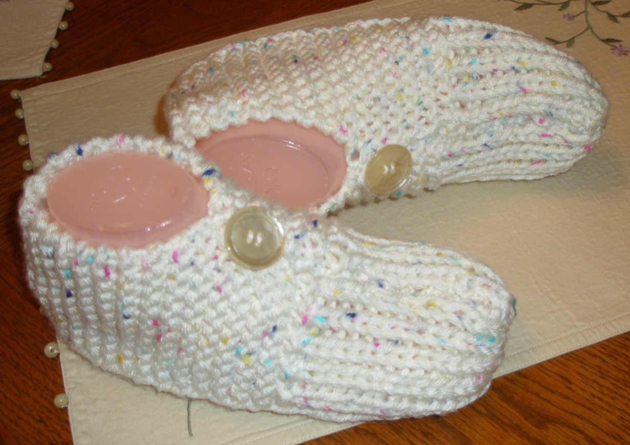 HAND KNITTED WOMAN SLIPPERS SIZE – LARGE 10 – 11 w/ONE BUTTON ~ NEW