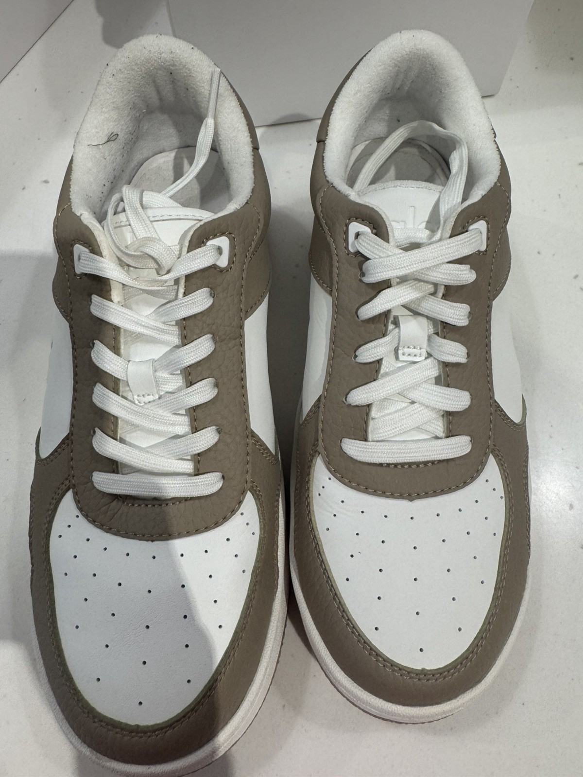 Alo Shoes Womens 7 & 8.5 White Tan Leather Low Top Casual Comfort Sneaker A0685U