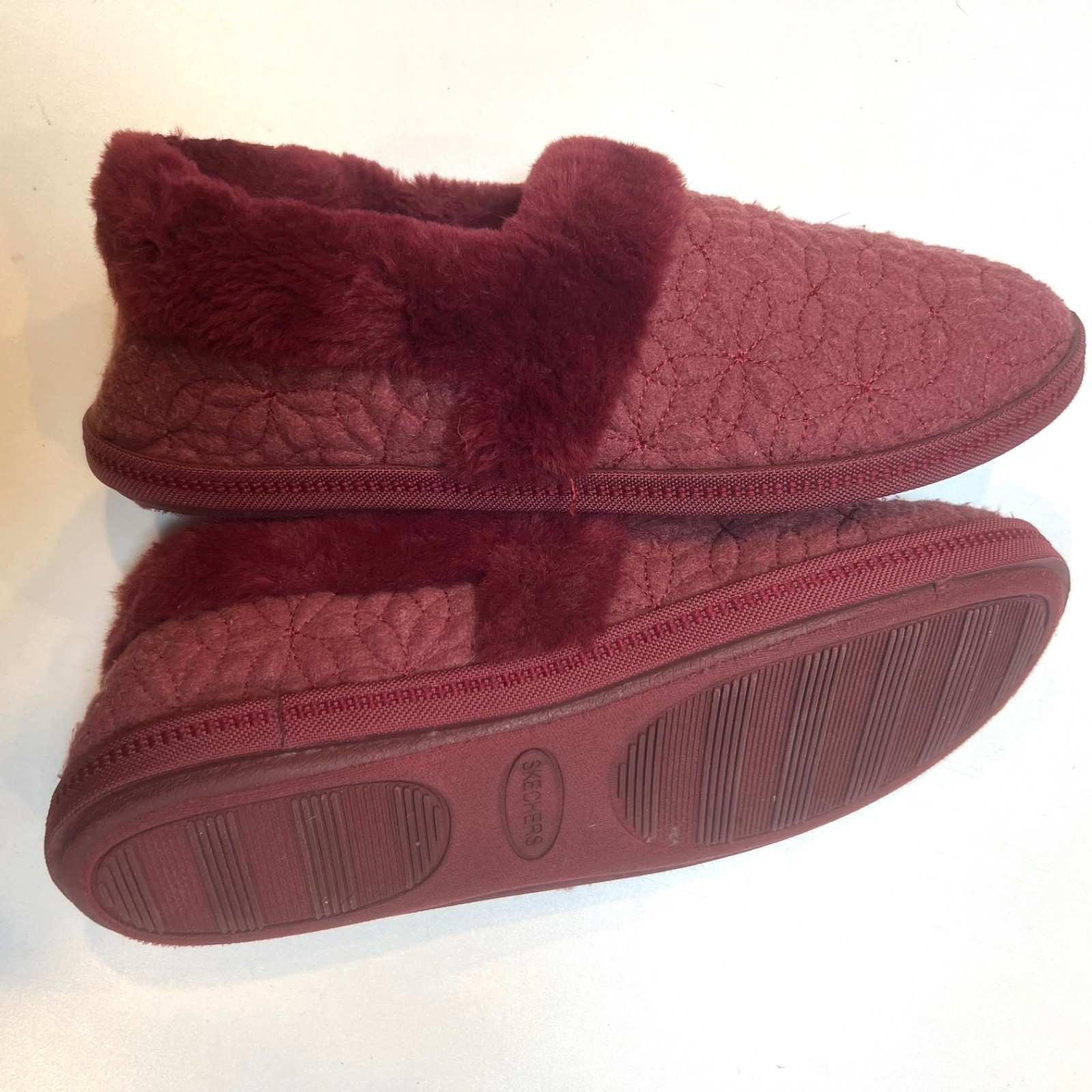 Skechers Slippers Womens Size 11 Faux Fur Memory Foam Solid Print Cozy