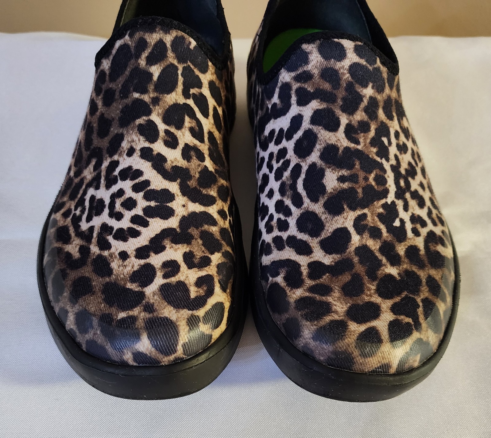 OOFOS OOmg eeZee Low Women’s Size 40.5 Leopard Recovery Shoe fits like size 9.5