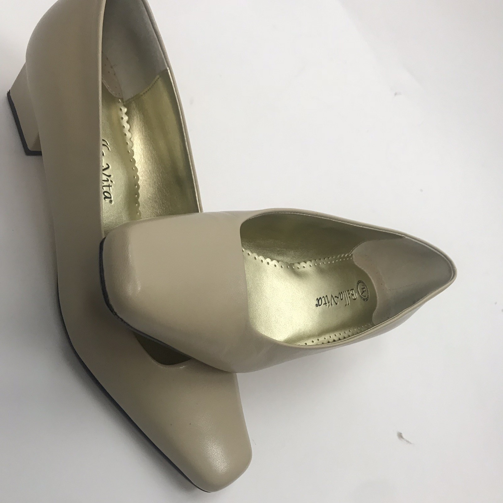 Bella Vita Leather Pumps Cream Square Toe 1.75″ Heel Size 8.5 Narrow Square Toe