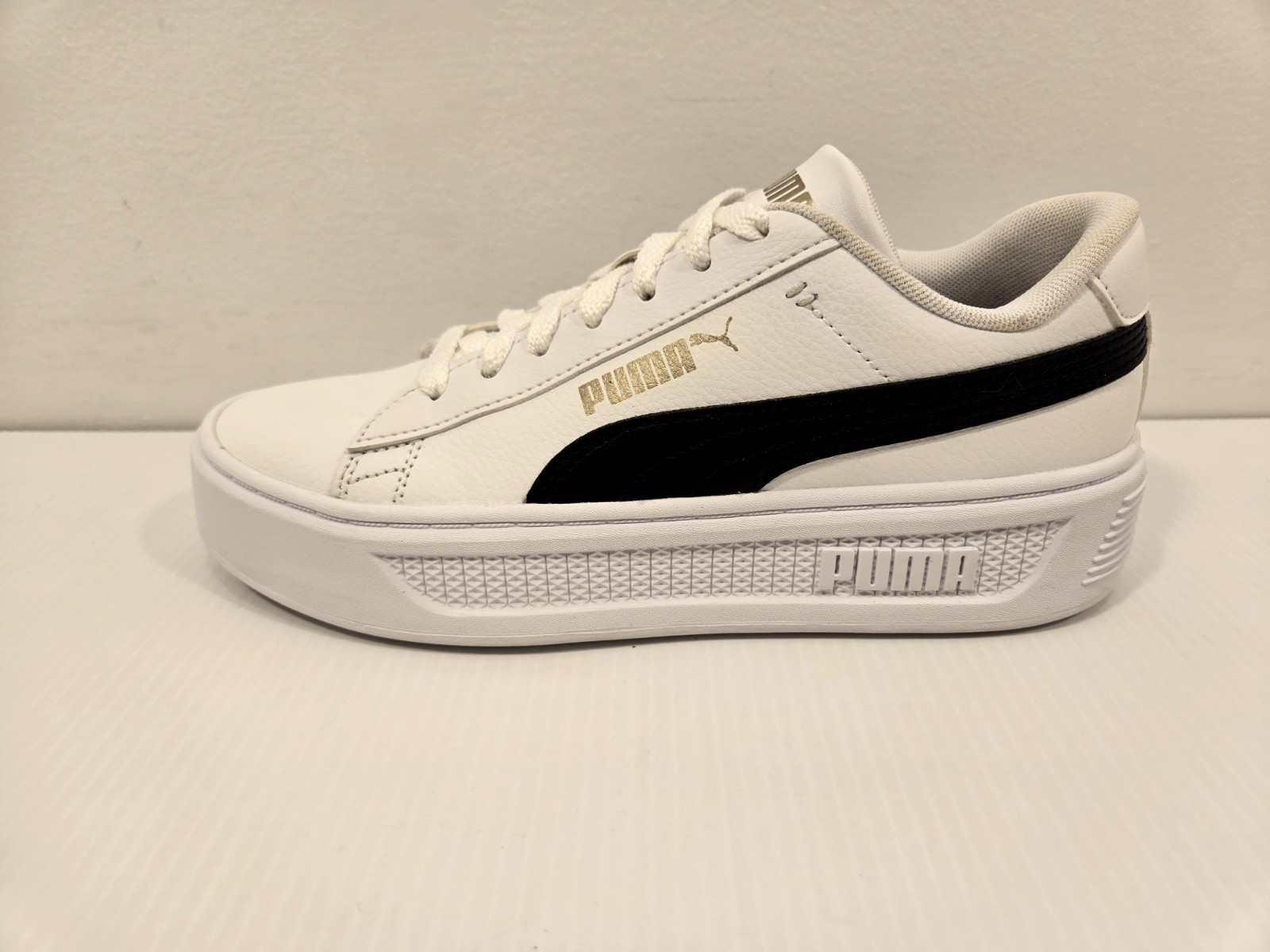 WORN ONCE! Womens Leather PUMA SMASH V3 PLATFORM Sneakers – Shoes Size US 7 M