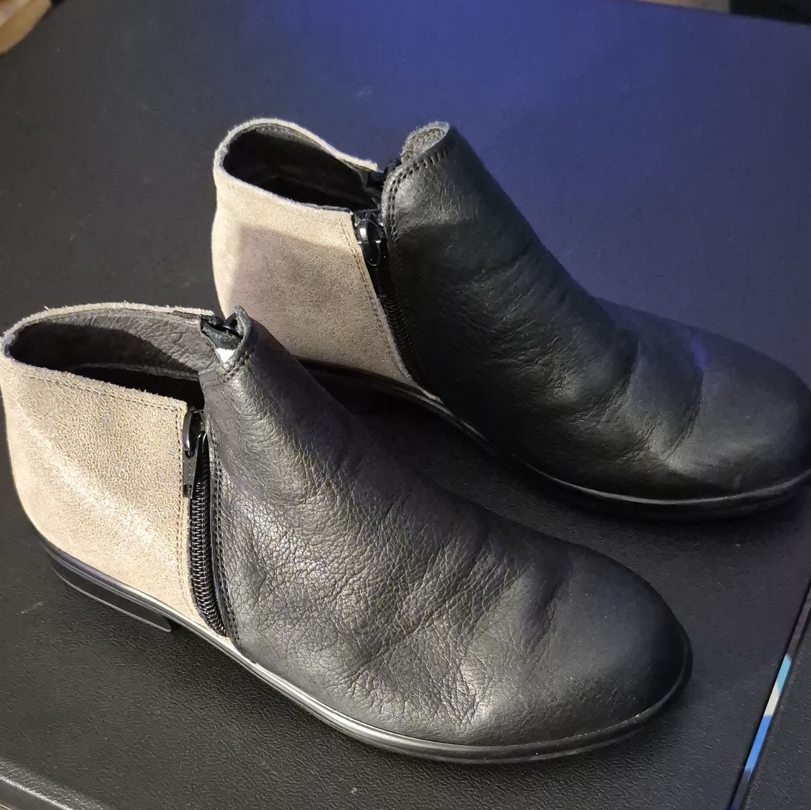 Naot Women’s Black Beige Leather Zip Ankle Bootie Round Toe Rubber Sole US 4-4.5