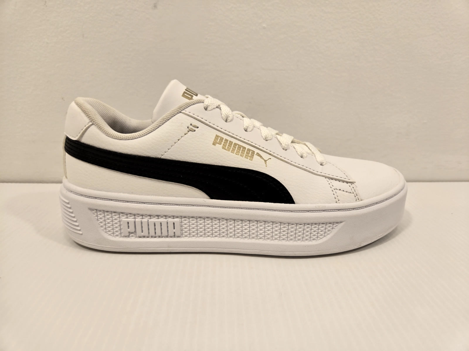WORN ONCE! Womens Leather PUMA SMASH V3 PLATFORM Sneakers – Shoes Size US 7 M