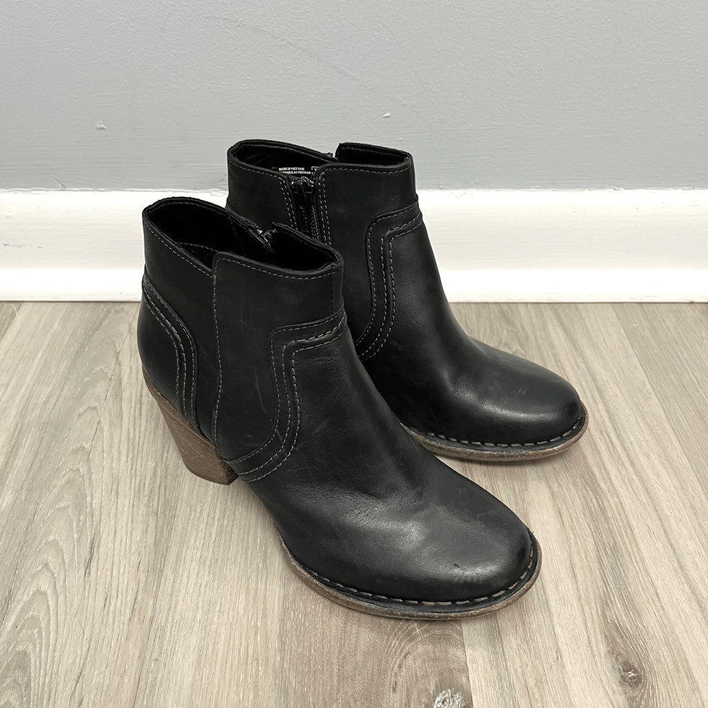 Clarks Booties Women’s 6 Artisan Carleta Paris Black Leather Heeled Ankle