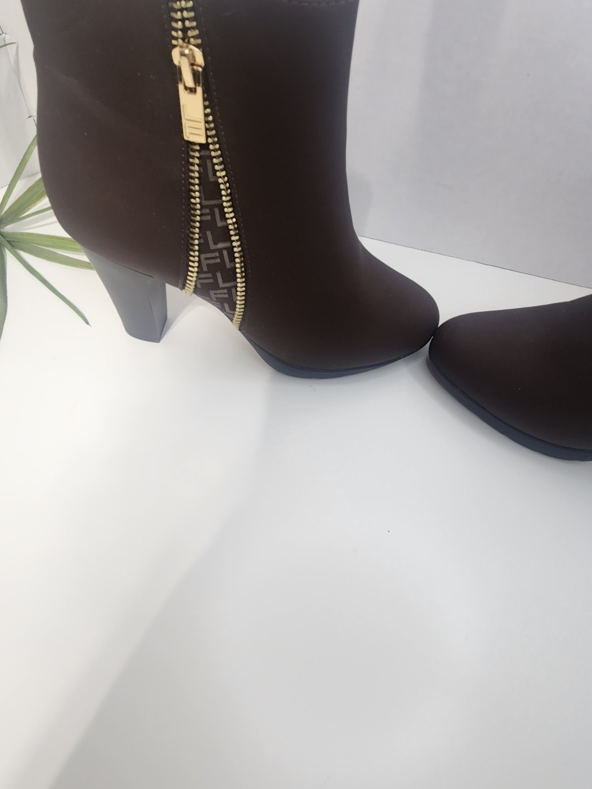 London Fog Women’s Brown Leather Ankle Bootie Round Toe Side Zip Boot US 6
