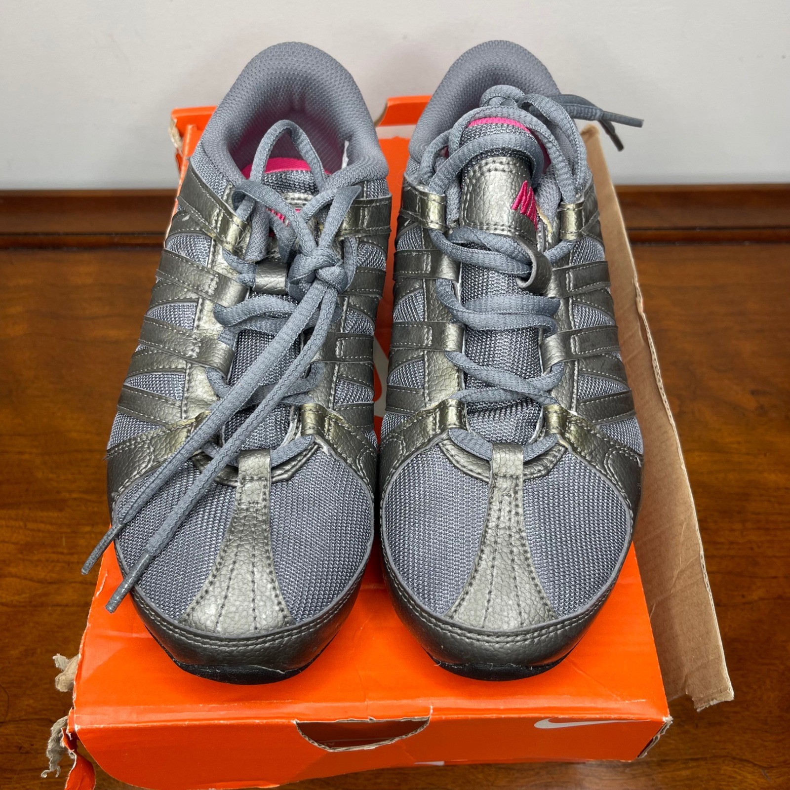 Nike Musique IV Cool Grey Vivid Pink Metallic Dance Running Shoes Womens 5