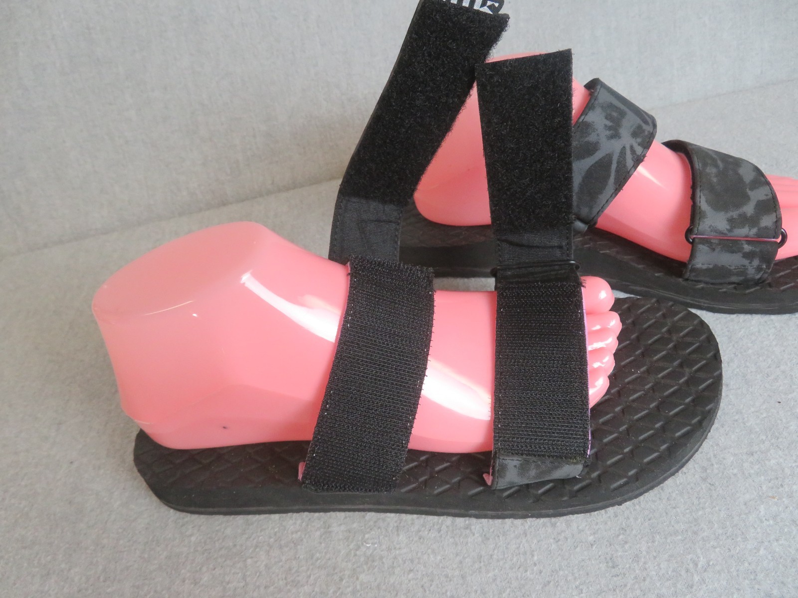 Volcom Sandals Black w/Purple Lining – Unsized about an 8, 10″ Footbed