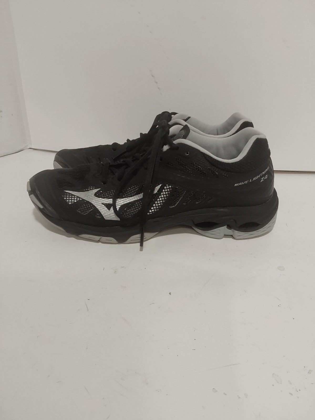 MIZUNO WAVE LIGHTNING Z4 BLACK ATHLETIC LADIES 9 SHOES