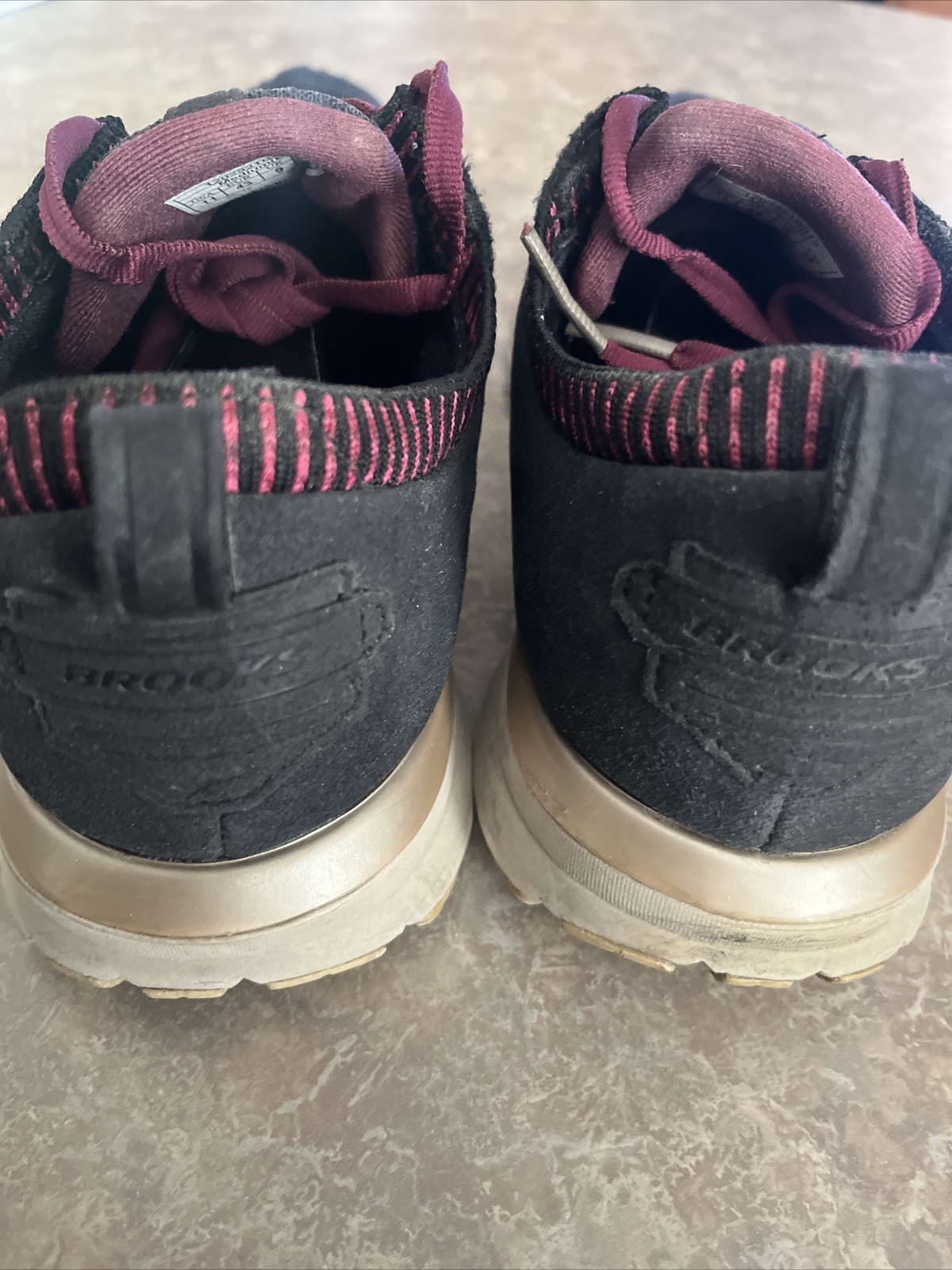 BROOKS RICOCHET RUNNING SHOES WOMENS SIZE 11