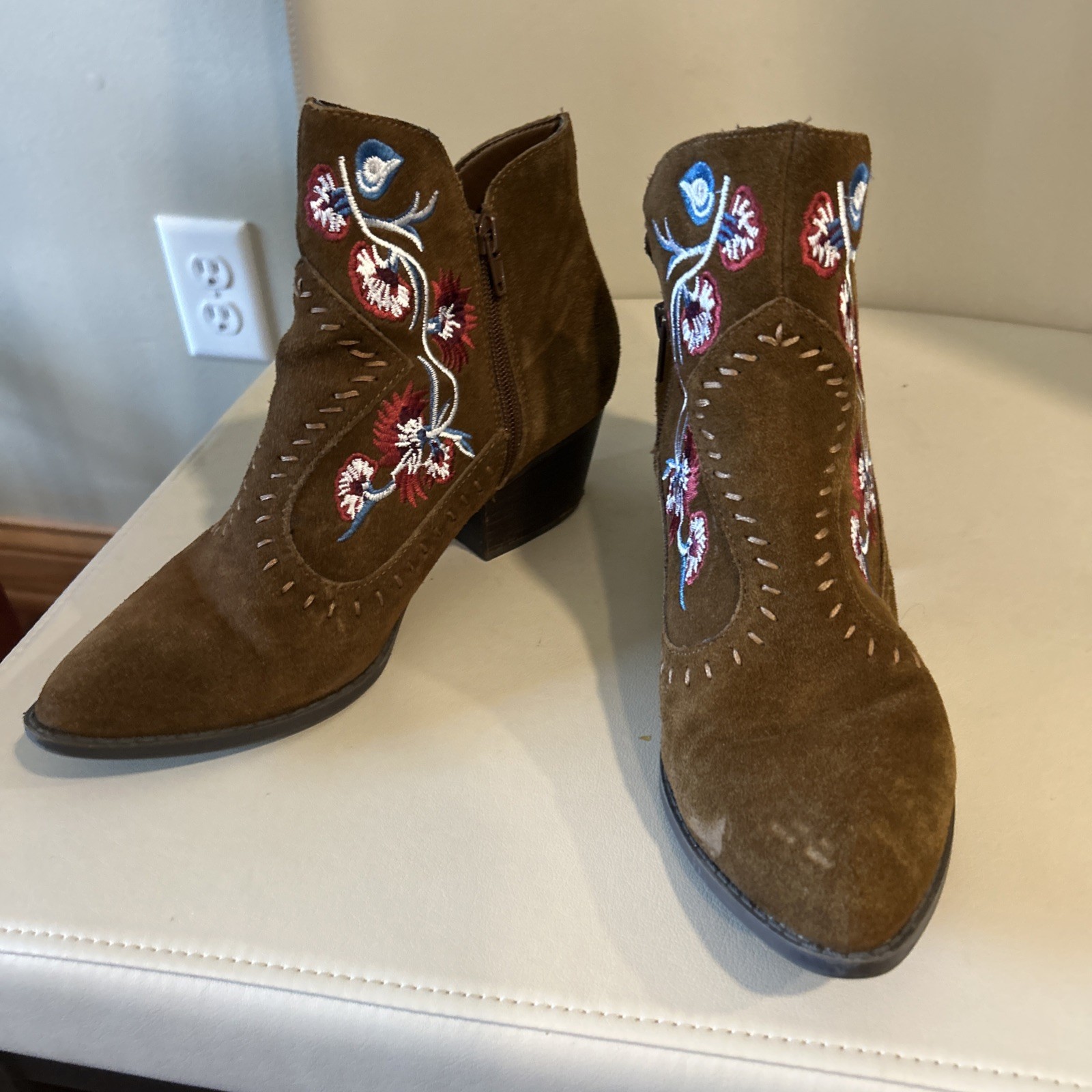 Carlos by Carlos Santana Sz 8 M Women’s Suede Ankle Boots W/ Floral Embroidery