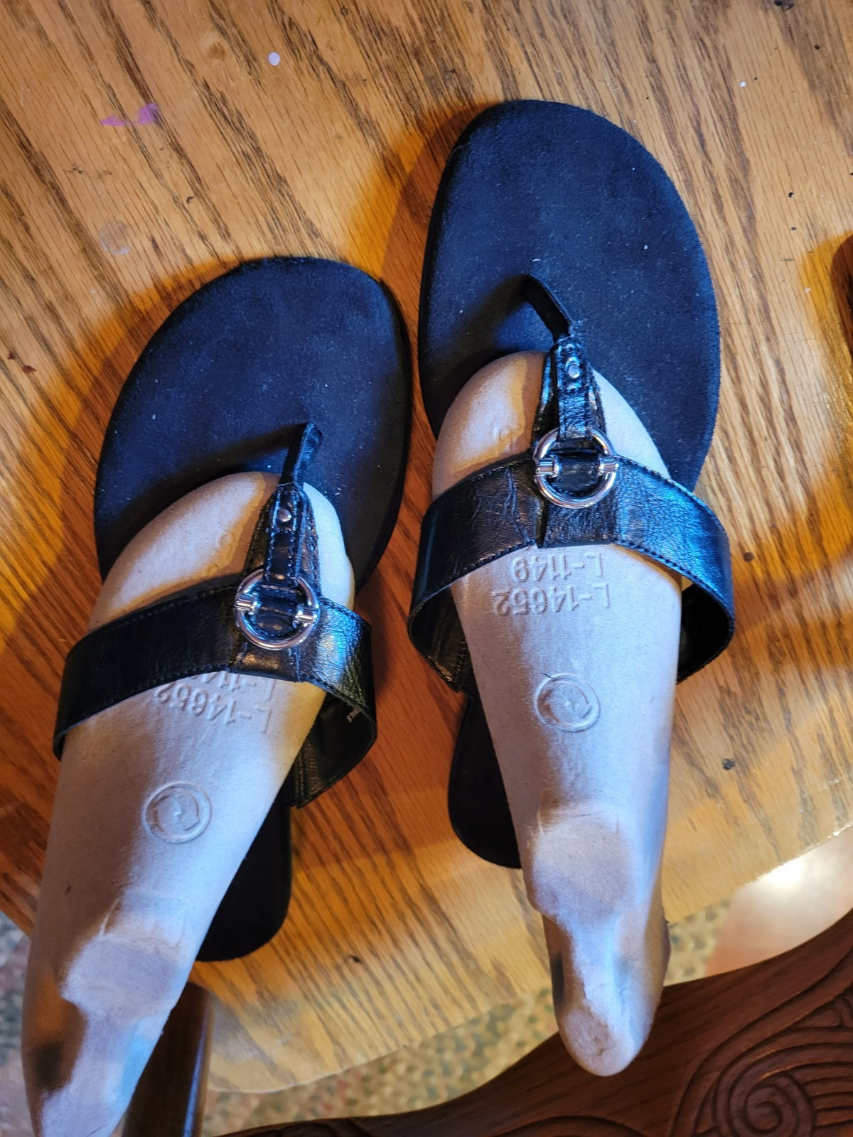 AEROSOLES Flip Flops size 10 M black with silvertone all man made materials