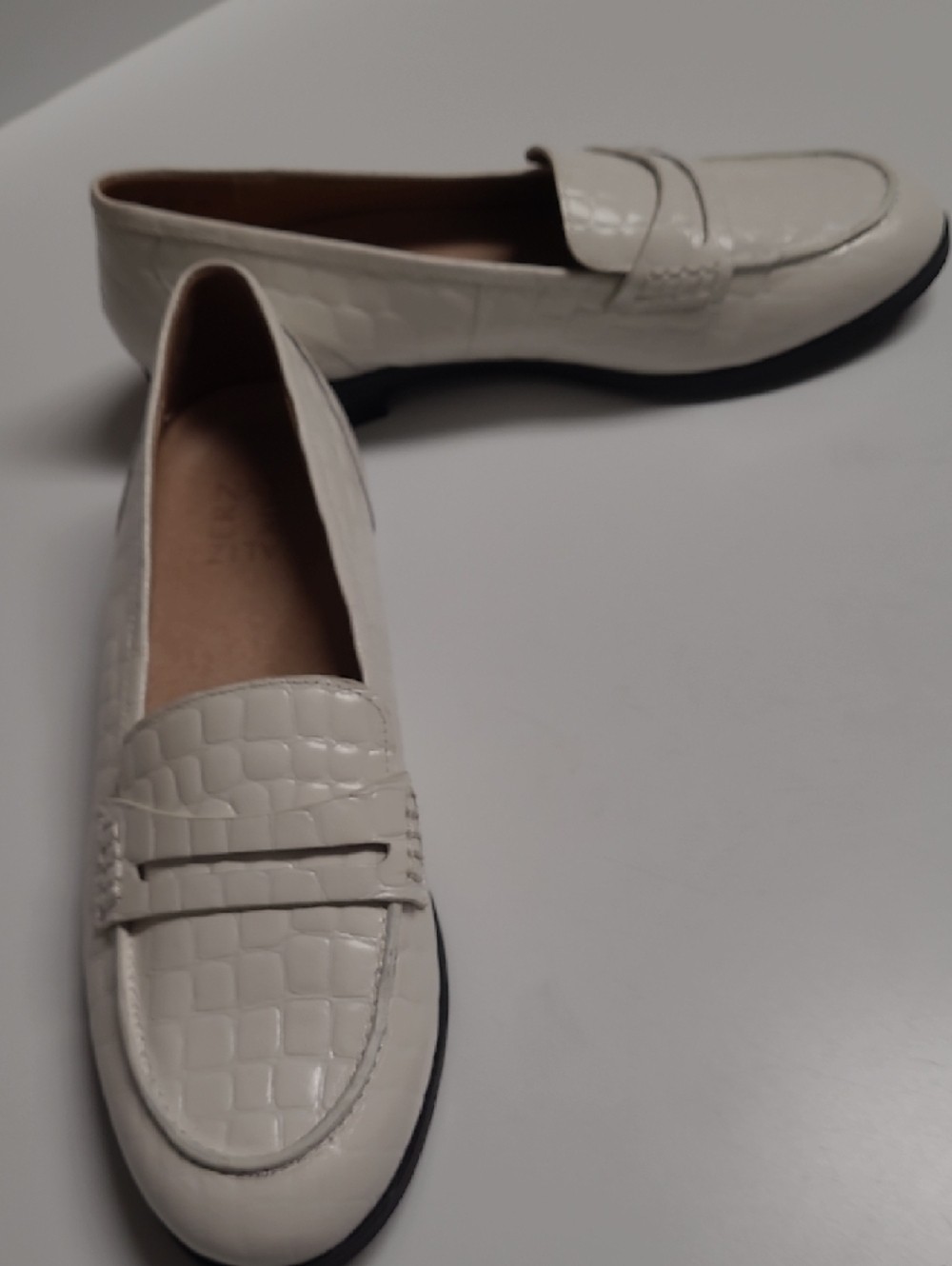 Naturalizer Mia White Leather Penny Loafers with Croc-Embossed Finish – Size 9W