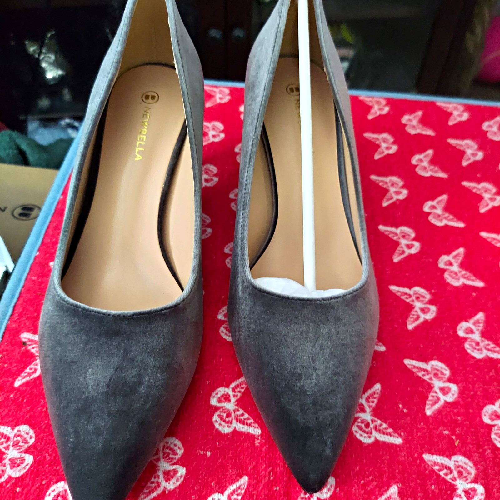 NEW Bella Women’s Gray Suede Pointed Toe Slip-On Pumps Heels Size 8