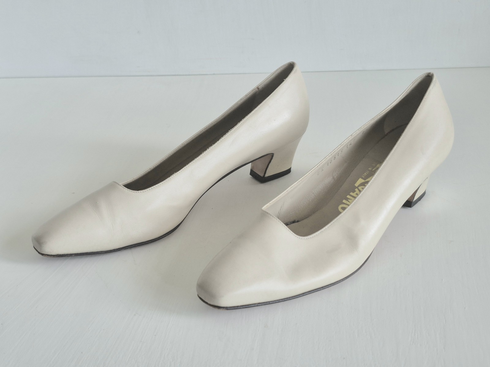 SALVATORE FERRAGAMO Italy Classic Ivory Leather Almond Toe Pumps SZ 7.5 /EU 38
