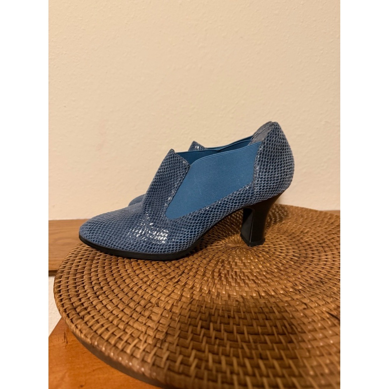Blue Textured Mid-Heel Snake skin shoe Aj Calenci Built for comfort Vintage