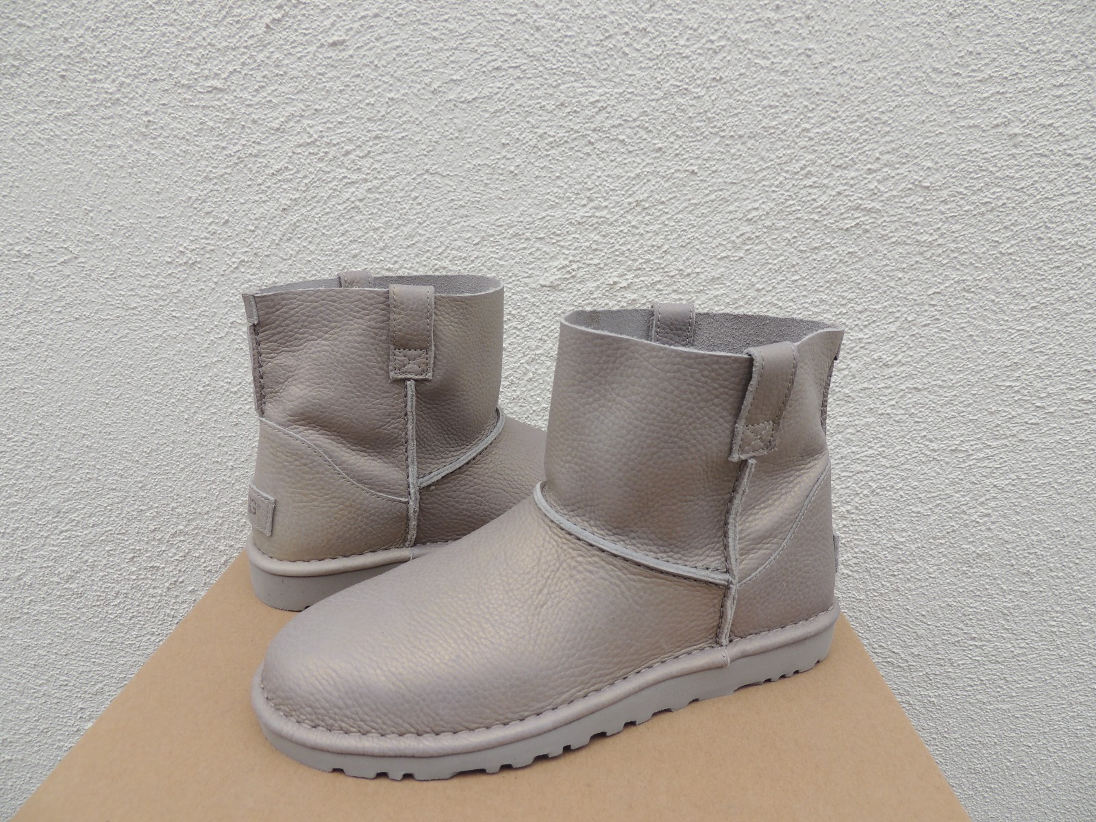UGG CLASSIC UNLINED METALLIC SILVER LEATHER BOOTS, WOMEN US 6/ EUR 37 ~ NIB