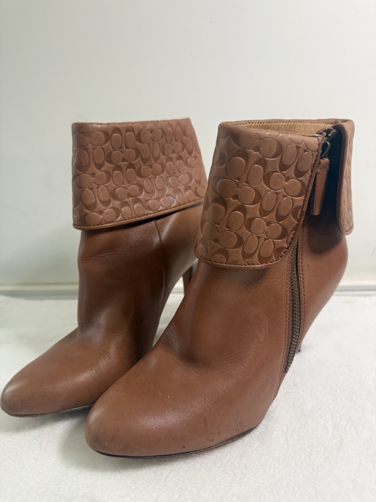 Coach Women’s Brown Leather Ankle Bootie Almond Toe Side Zip Logo Cuff 9B