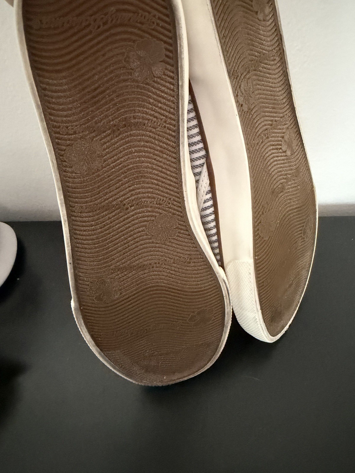 Tommy Bahama Women’s Striped Slip On Sneakers Casual Size 8.5 Brown White Blue